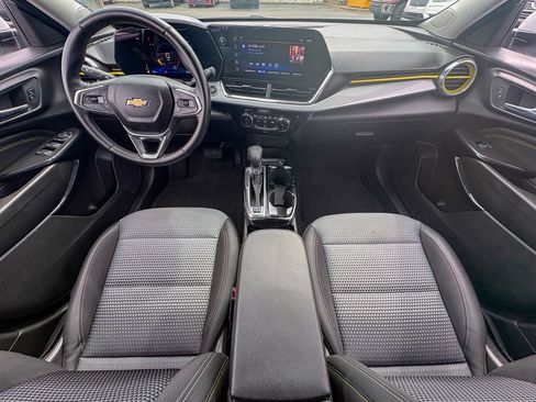 Used 2025 Chevrolet Trax LT w/ Driver Confidence Package FWD image 25