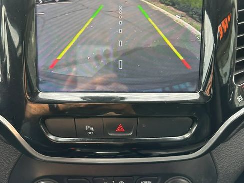 Used 2020 Jeep Cherokee Limited FWD image 18