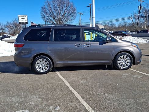 Used 2017 Toyota Sienna Limited image 11