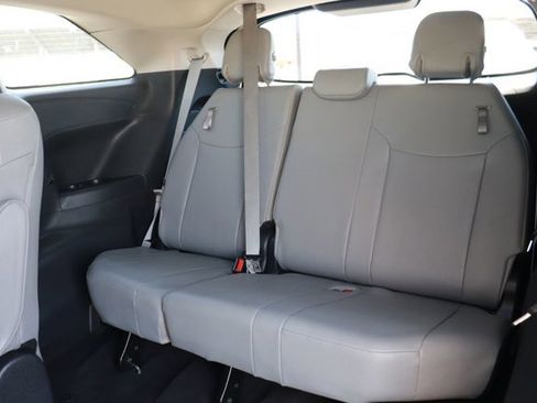 Used 2025 Toyota Sienna XLE FWD image 15