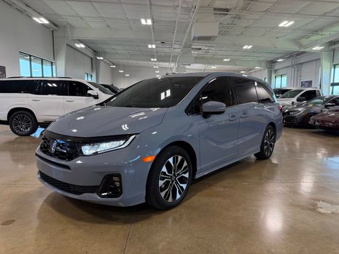 Used 2025 Honda Odyssey Elite image 3