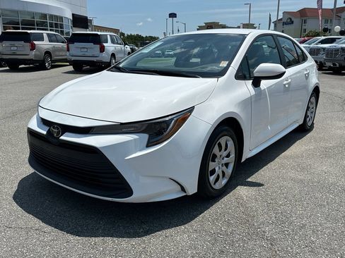 Used 2025 Toyota Corolla LE FWD image 3