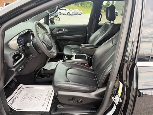 Used 2025 Chrysler Pacifica Select FWD image 10