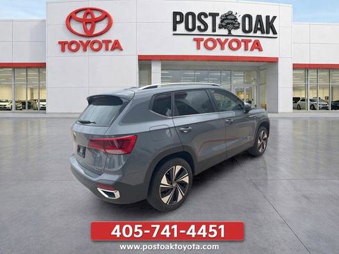 Used 2024 Volkswagen Taos SE w/ Panoramic Sunroof Package AWD/4WD image 12