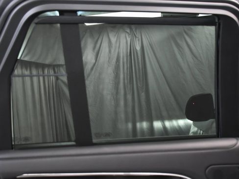 Used 2025 Land Rover Range Rover SE image 12