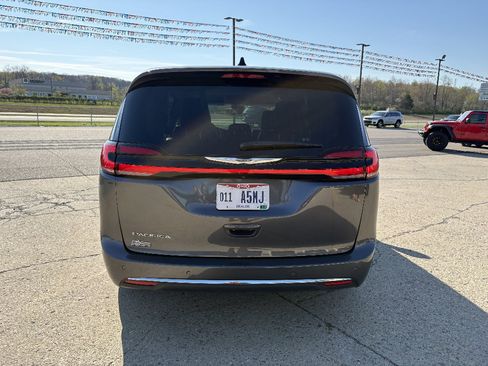 Used 2023 Chrysler Pacifica Touring-L FWD image 4
