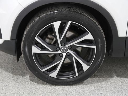 Used 2020 Volvo XC40 T5 R-Design image 21