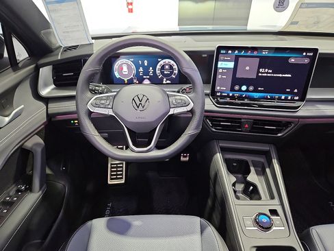 New 2026 Volkswagen Tiguan SE R-Line FWD image 15
