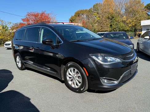 Used 2017 Chrysler Pacifica Touring-L image 3
