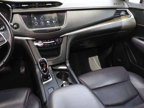 Used 2018 Cadillac XT5 Luxury w/ Driver Awareness Package image 17