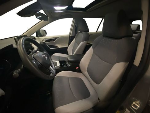 Used 2022 Toyota RAV4 XLE w/ Convenience Package AWD/4WD image 9