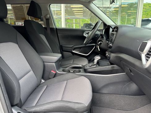 Used 2025 Kia Soul LX w/ LX Technology Package FWD image 24