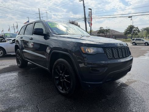 Used 2018 Jeep Grand Cherokee Altitude AWD/4WD image 8