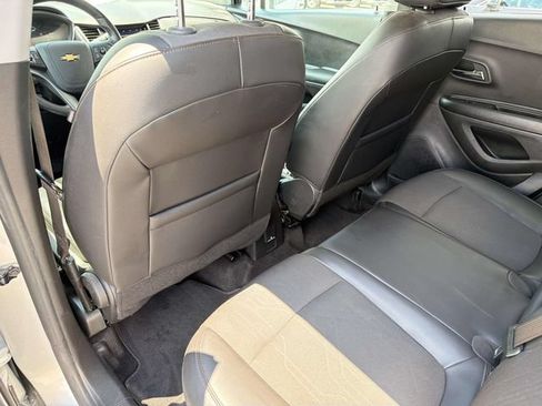 Used 2022 Chevrolet Trax LT w/ LT Convenience Package FWD image 18