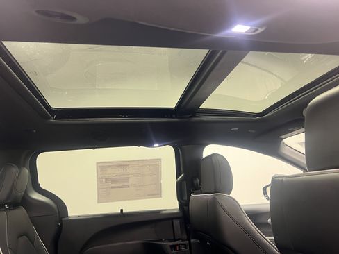 New 2026 Chrysler Pacifica Limited w/ S Appearance Package image 10