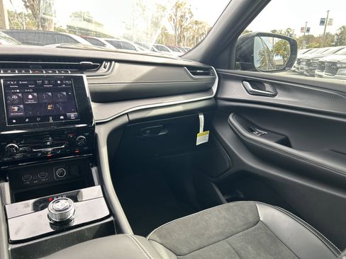 New 2025 Jeep Grand Cherokee Altitude image 41