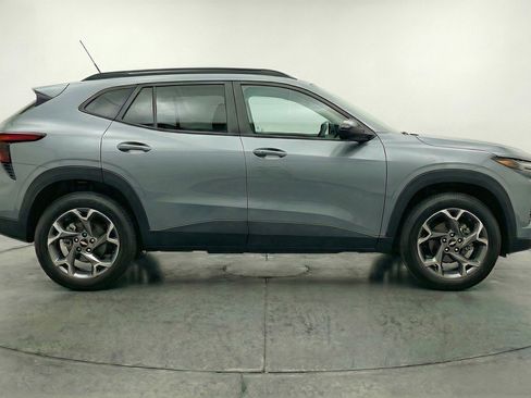 Used 2025 Chevrolet Trax LT w/ LT Convenience Package FWD image 11