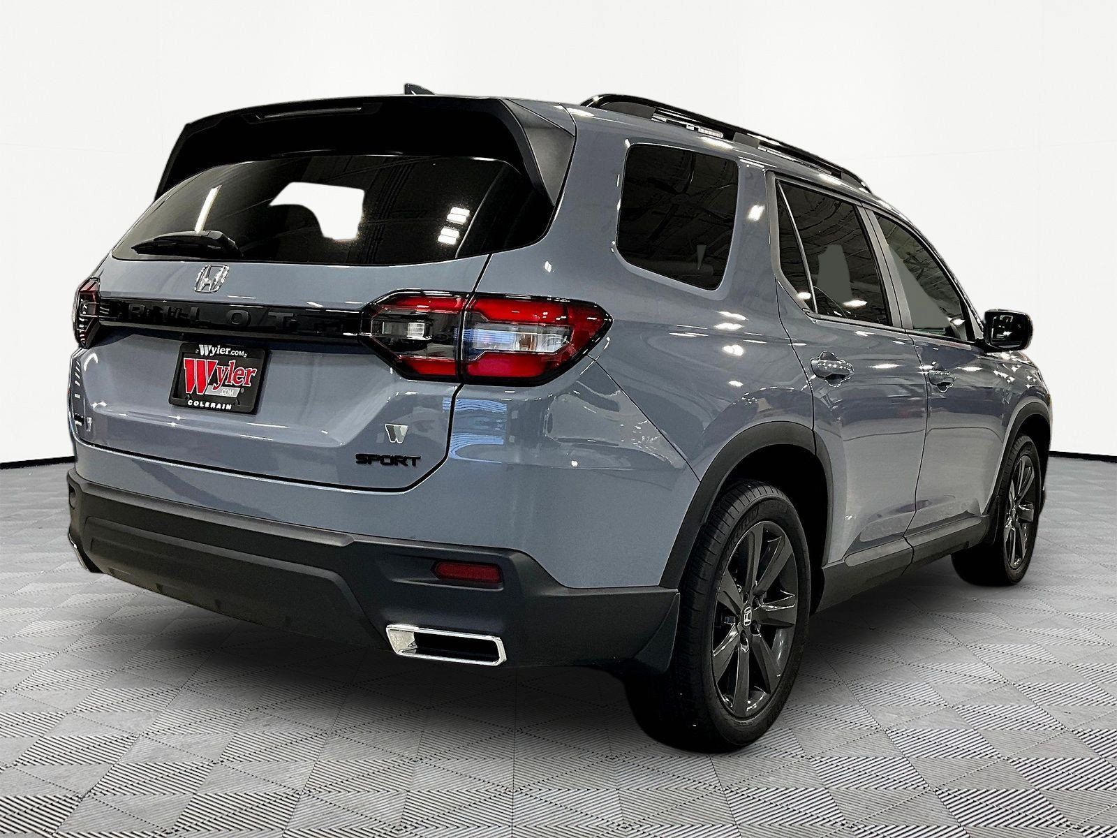 Used 2025 Honda Pilot Sport image 6
