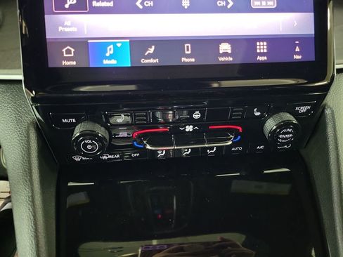 New 2025 Jeep Grand Cherokee L Limited w/ Black Appearance Package AWD/4WD image 23