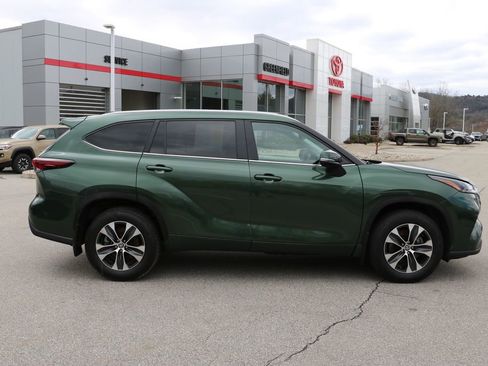 Used 2025 Toyota Highlander XLE AWD/4WD image 4