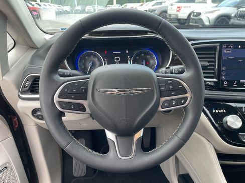 Used 2022 Chrysler Pacifica Limited AWD/4WD image 28