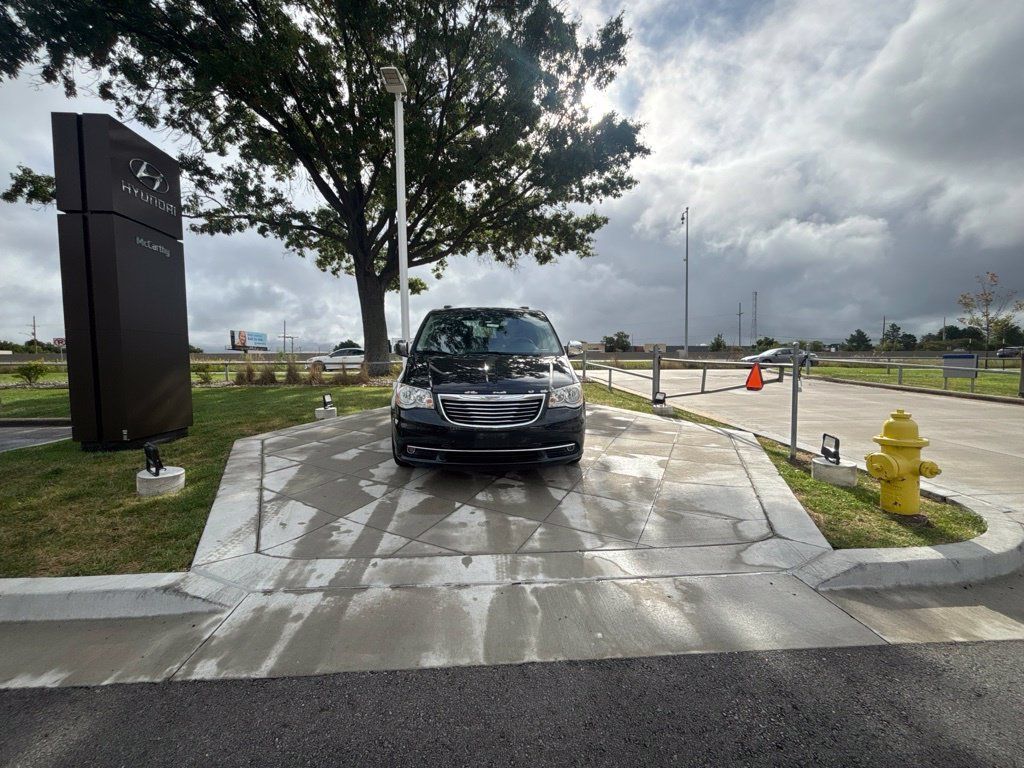 Used 2016 Chrysler Town & Country Limited FWD image 10