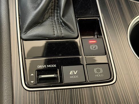 Used 2021 Toyota Sienna Limited image 32