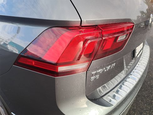 Used 2020 Volkswagen Tiguan SE image 37