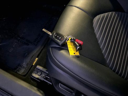 Used 2023 Toyota Camry SE image 14