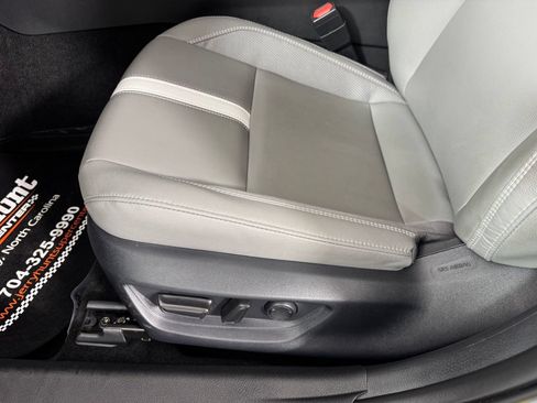 Used 2025 Toyota Camry SE FWD image 11