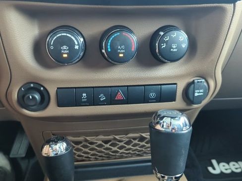 Used 2016 Jeep Wrangler Sahara w/ Connectivity Group AWD/4WD image 19