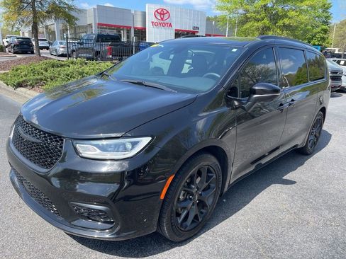 Used 2023 Chrysler Pacifica Touring-L w/ S Appearance Package image 12