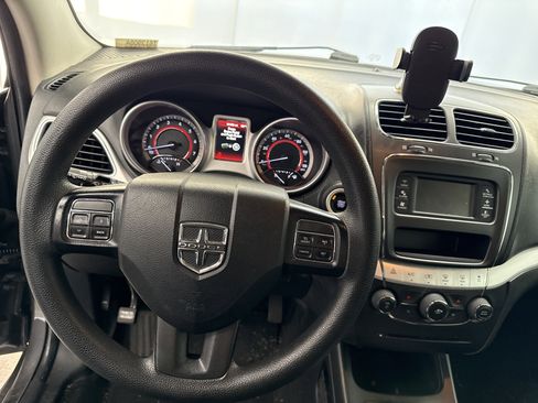 Used 2017 Dodge Journey SE w/ Flexible Seating Group image 9