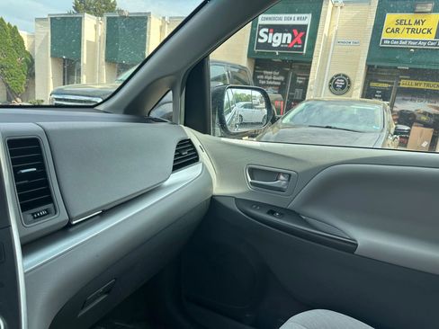 Used 2017 Toyota Sienna LE image 16