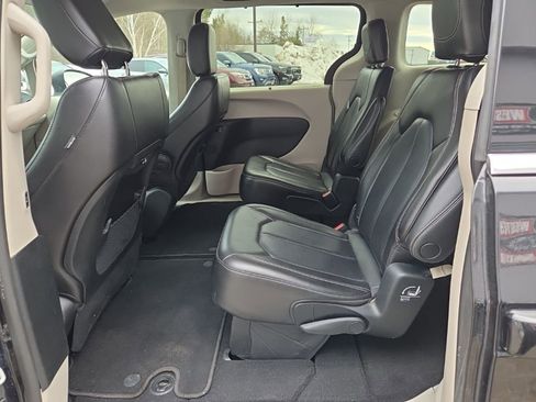 Used 2023 Chrysler Pacifica Touring-L FWD image 26