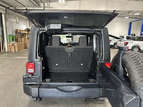 Used 2018 Jeep Wrangler Sahara w/ Connectivity Group AWD/4WD image 25