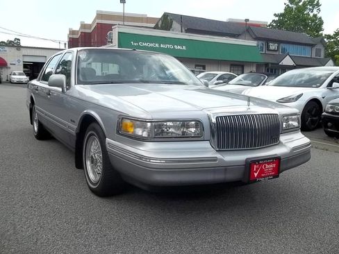 Used 1997 Lincoln Town Car Signature image 4