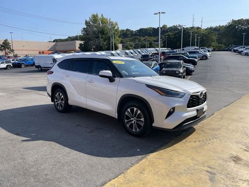 Used 2021 Toyota Highlander XLE AWD/4WD image 6