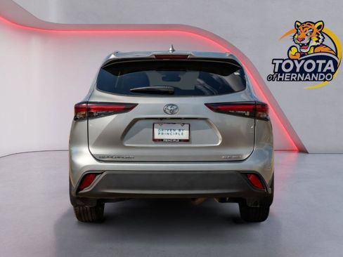 Used 2025 Toyota Highlander XLE AWD/4WD image 6