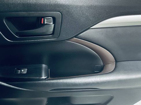 Used 2017 Toyota Highlander Plus FWD image 29
