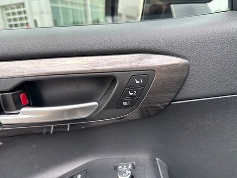 Used 2023 Toyota Highlander Platinum AWD/4WD image 27