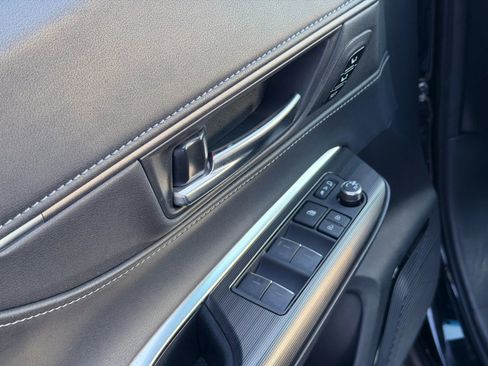 Used 2023 Toyota Venza XLE image 33