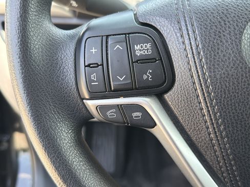 Used 2015 Toyota Highlander LE AWD/4WD image 19