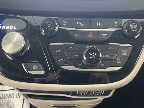 Used 2024 Chrysler Pacifica Touring-L image 41