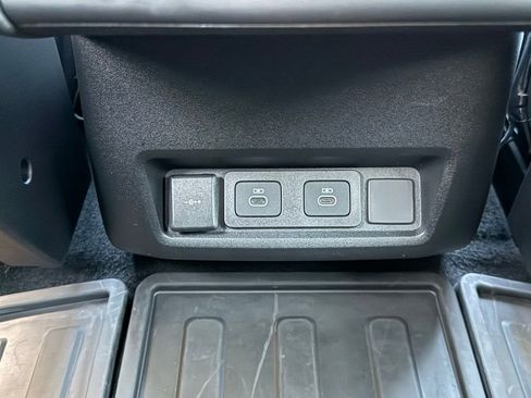 Certified 2025 Land Rover Discovery Dynamic SE image 35