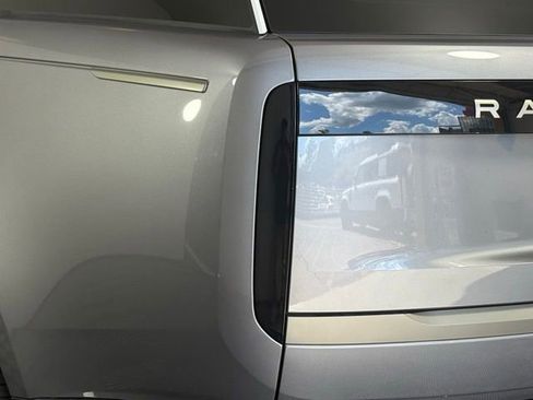 New 2025 Land Rover Range Rover Long Wheelbase SE image 16