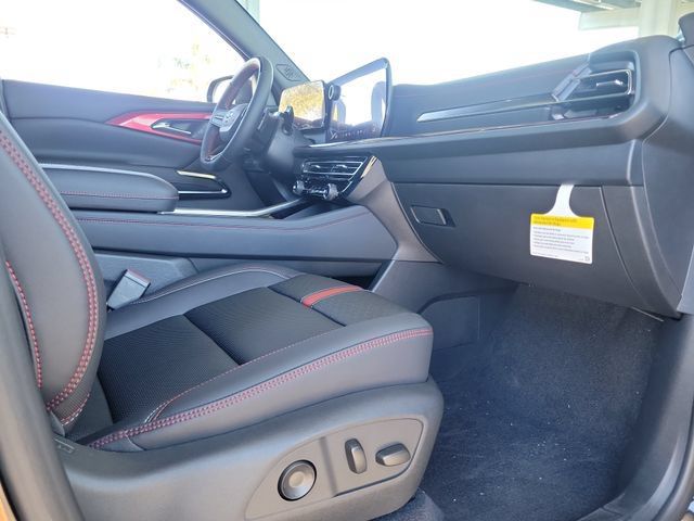 Used 2026 Chevrolet Traverse LT w/ Midnight/Sport Edition FWD image 17