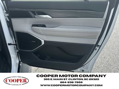 Used 2024 Jeep Wagoneer L Series II w/ Flexible Seating Group RWD image 16