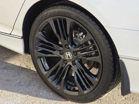 Used 2018 Honda Accord Touring image 12