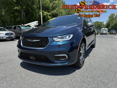 Used 2024 Chrysler Pacifica Pinnacle w/ Trailer Tow Group AWD/4WD image 3